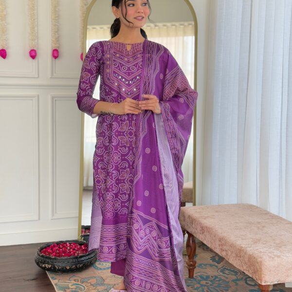 Women French Crepe Kurta With Gadhwal Silk Pant And Chinnin Dupata Set