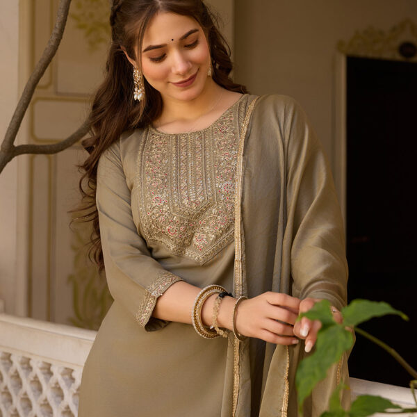 Women Rayon Kurta With Pant And Chinnon Dupata Set